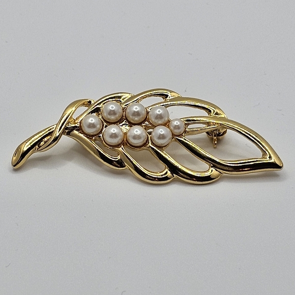 Vintage Gold Tone Leaf Brooch Faux Pearl Cluster Pin 2.5" - Picture 1 of 14